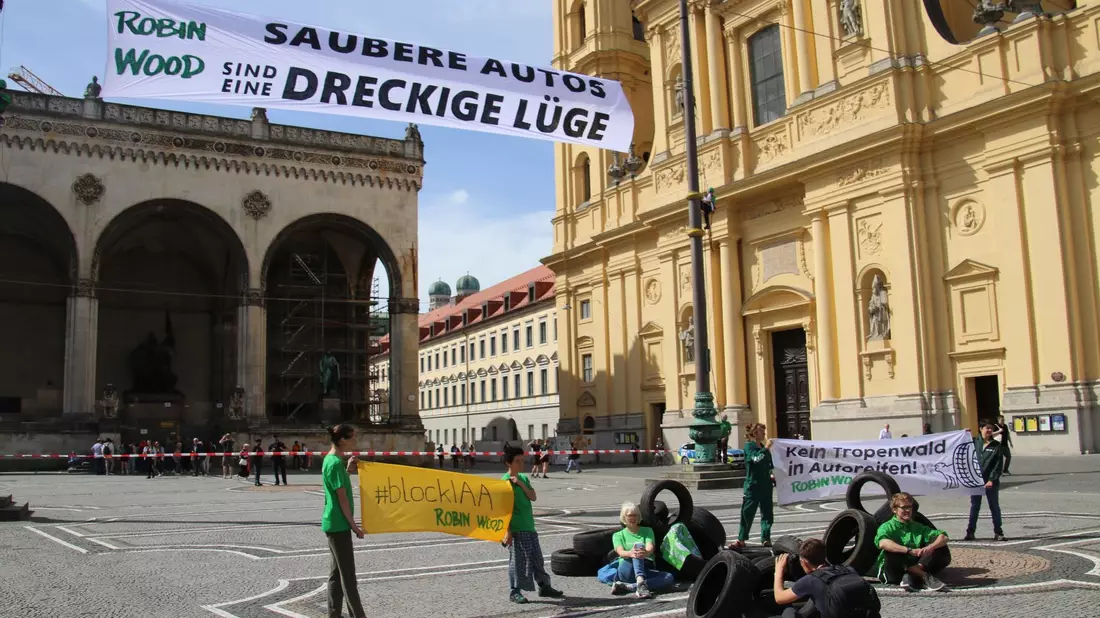 Aktivisten der Umweltschutzgruppe Robin Wood protestieren, unter anderem mit dem Slogan: «Saubere Autos sind eine dreckige Lüge.» - Bild: Michael Faulhaber/dpa