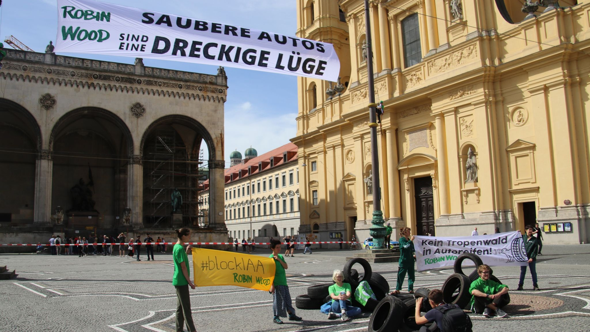 Aktivisten der Umweltschutzgruppe Robin Wood protestieren, unter anderem mit dem Slogan: «Saubere Autos sind eine dreckige Lüge.» - Foto: Michael Faulhaber/dpa