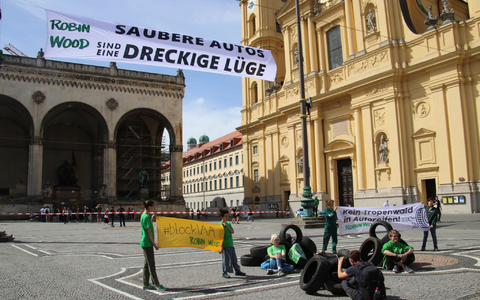 Aktivisten der Umweltschutzgruppe Robin Wood protestieren, unter anderem mit dem Slogan: «Saubere Autos sind eine dreckige Lüge.» - Foto: Michael Faulhaber/dpa