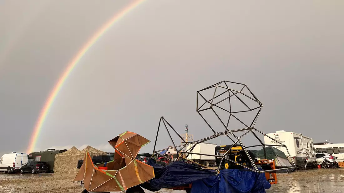 Ein Regenbogen über dem matschigen Gelände des Festivals «Burning Man» in Nevada. - Bild: David Crane/dpa