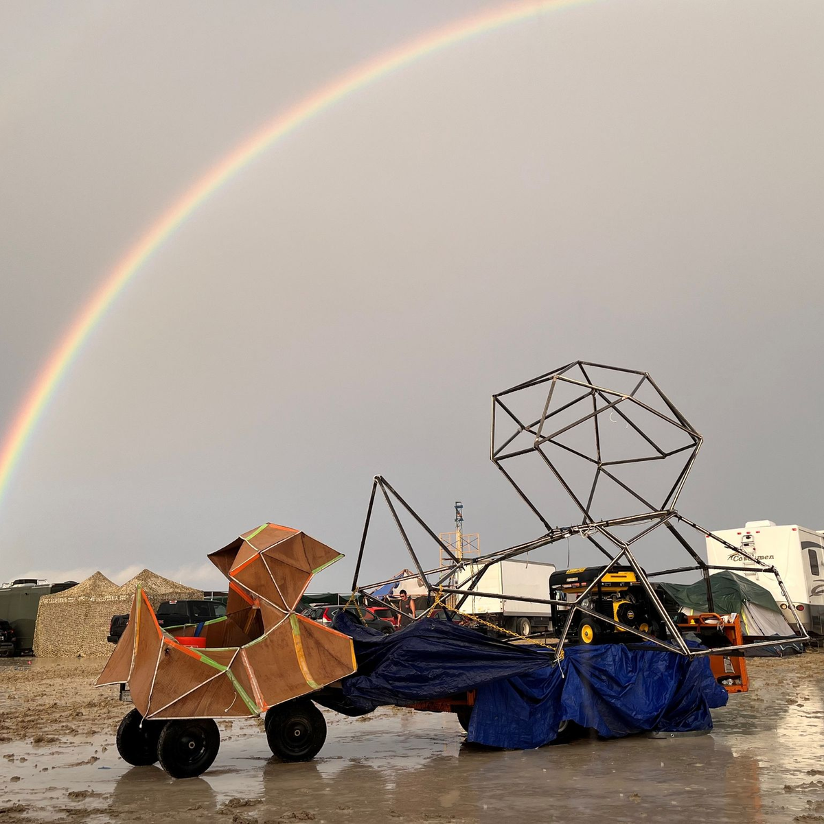 Die heftigen Regenfälle in diesem Jahr fielen auf trockenes Wüstengelände und verwandelten den Boden in ein Schlammbad. - Foto: David Crane/dpa