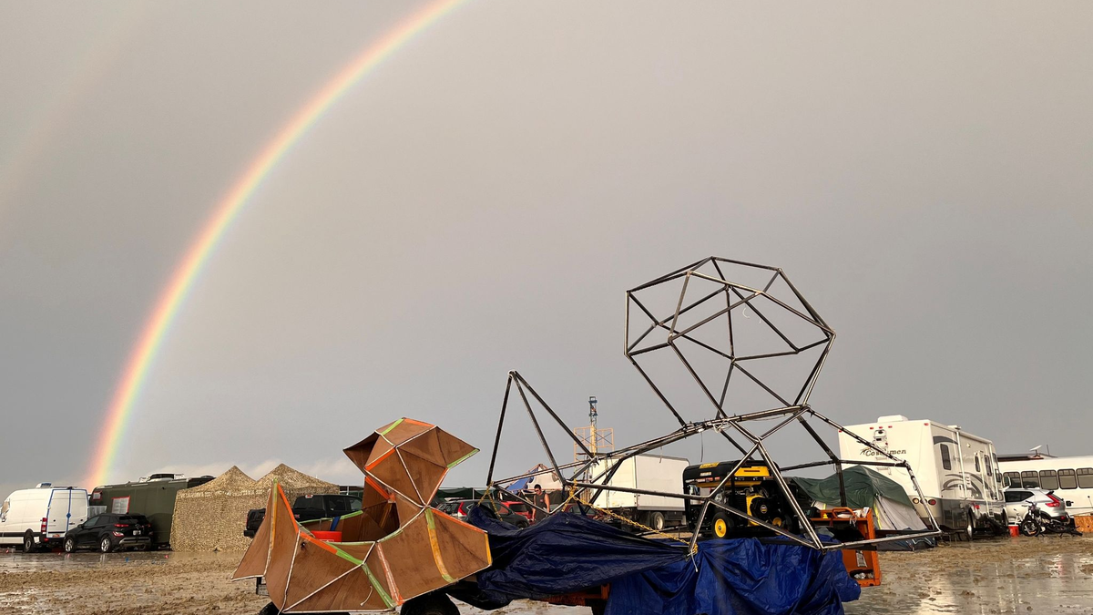 Ein Regenbogen über dem matschigen Gelände des Festivals «Burning Man» in Nevada. - Foto: David Crane/dpa