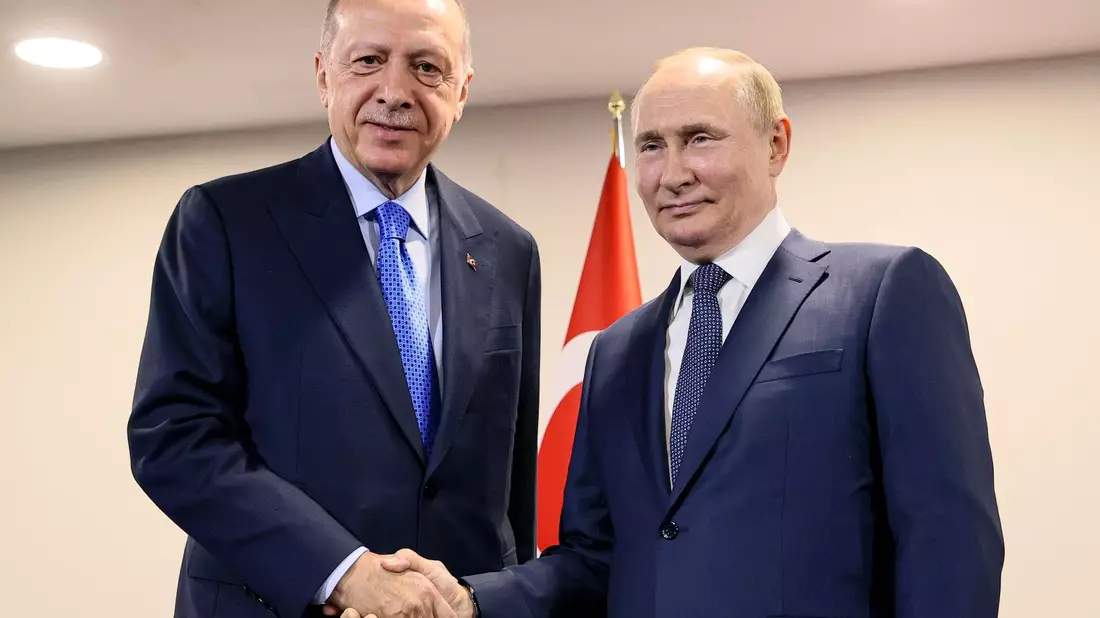 Kremlchef Wladimir Putin (r) und der türkische Präsident Recep Tayyip Erdogan bei einem früheren Treffen in Teheran. - Bild: Sergei Savostyanov/Pool Sputnik Kremlin/AP/dpa
