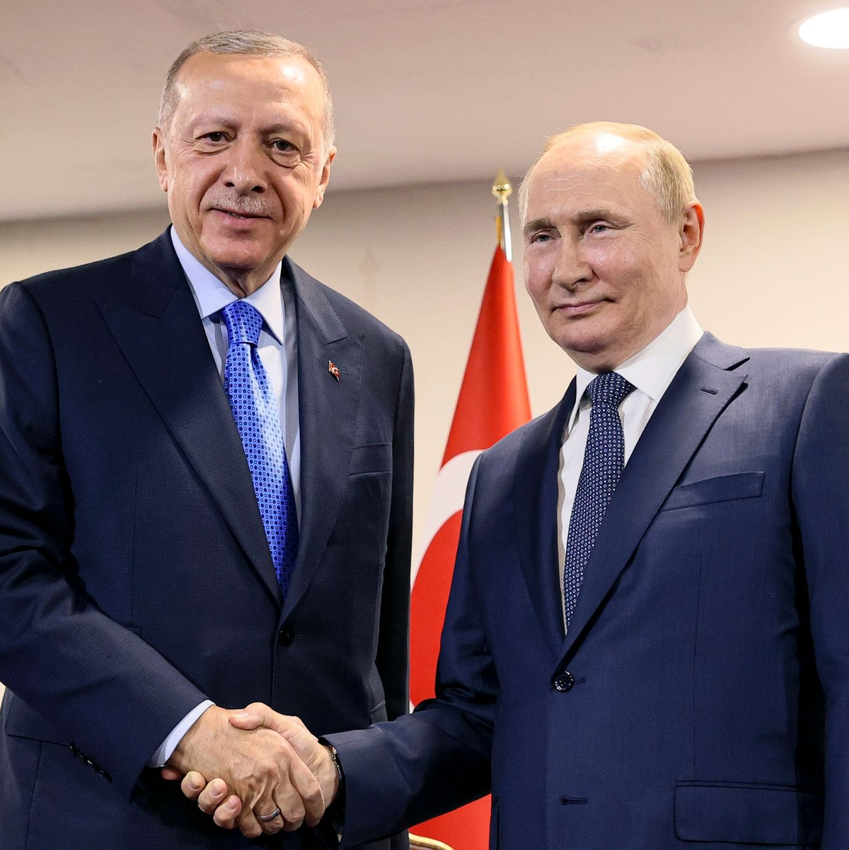 Kremlchef Wladimir Putin (r) und der türkische Präsident Recep Tayyip Erdogan bei einem früheren Treffen in Teheran. - Foto: Sergei Savostyanov/Pool Sputnik Kremlin/AP/dpa