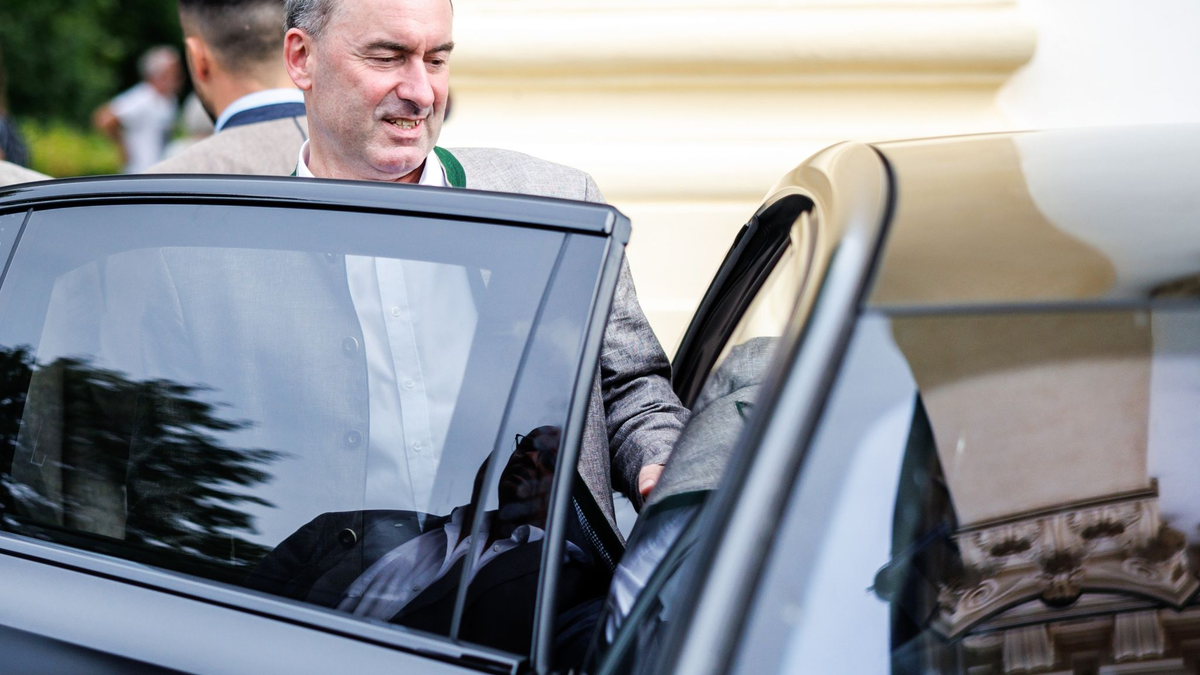 Hubert Aiwanger hat sich zwar entschuldigt - ging aber zugleich zum Gegenangriff über. - Foto: Matthias Balk/dpa