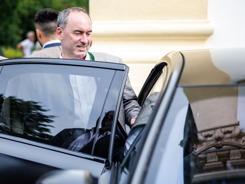 Hubert Aiwanger spricht auf der Pressekonferenz im Foyer des Prinz-Carl-Palais nach der Sitzung des bayerischen Kabinetts. - Foto: Matthias Balk/dpa