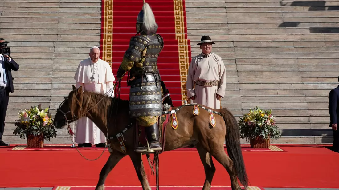 Der mongolische Präsident Ukhnaagiin Khurelsukh (r) empfängt Papst Franziskus vor dem Regierungsgebäude in Ulan Bator. - Bild: Andrew Medichini/AP/dpa