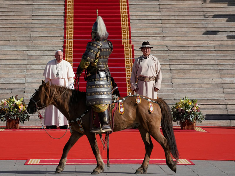 Der mongolische Präsident Ukhnaagiin Khurelsukh (r) empfängt Papst Franziskus vor dem Regierungsgebäude in Ulan Bator. - Foto: Andrew Medichini/AP/dpa