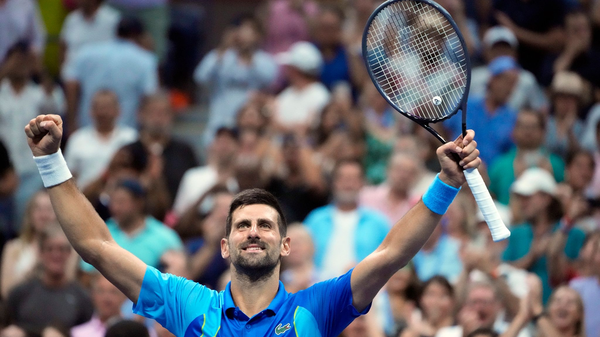 Novak Djokovic jubelt nach seinem Sieg. - Foto: John Minchillo/AP