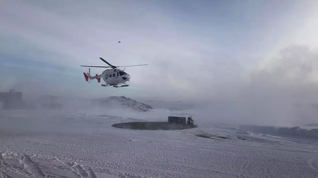 Zwei Hubschrauber erreichen die Forschungsstation Casey in der Antarktis. - Bild: Duncan Logan/Australian Antarctic Division/dpa