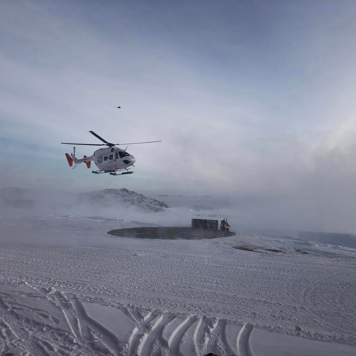 Zwei Hubschrauber erreichen die Forschungsstation Casey in der Antarktis. - Foto: Duncan Logan/Australian Antarctic Division/dpa