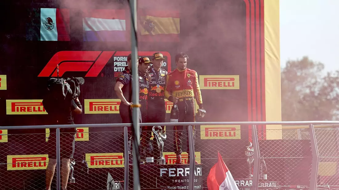Auch beim Grand Prix von Italien landeten Max Verstappen (M) und Sergio Perez (l) auf dem Podium. - Bild: Hasan Bratic/dpa