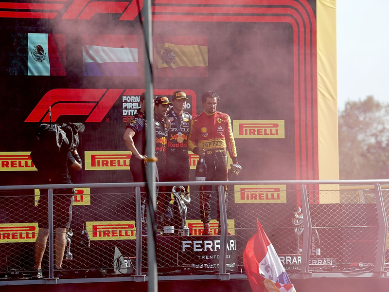 Auch beim Grand Prix von Italien landeten Max Verstappen (M) und Sergio Perez (l) auf dem Podium. - Foto: Hasan Bratic/dpa