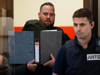 Der Angeklagte kommt in den Gerichtssaal in Köln. - Foto: Rolf Vennenbernd/dpa