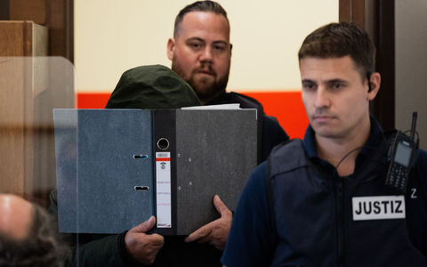 Der Angeklagte kommt in den Gerichtssaal in Köln. - Foto: Rolf Vennenbernd/dpa