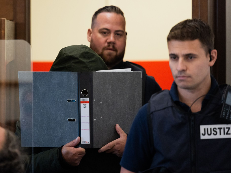 Der Angeklagte kommt in den Gerichtssaal in Köln. - Foto: Rolf Vennenbernd/dpa