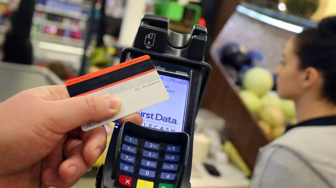 Immer mehr Banken führen die Debitkarte der US-Konzerne Visa und Mastercard als Standardprodukt ein, die oft als Ersatz für die Girocard (früher: EC-Karte) dienen soll. (Symbolbild) - Bild: Karl-Josef Hildenbrand/dpa