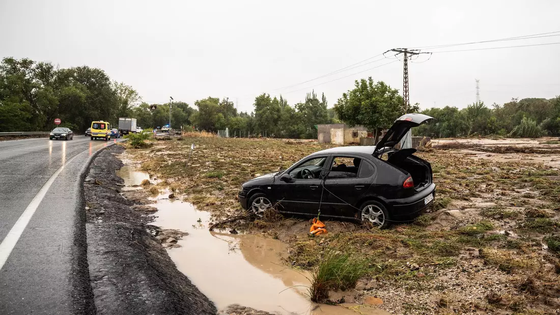 Ein Auto im Schlamm am Straßenrand in der Nähe der Gemeinde Aldea del Fresno in Madrid. - Bild: Matias Chiofalo/EUROPA PRESS/dpa