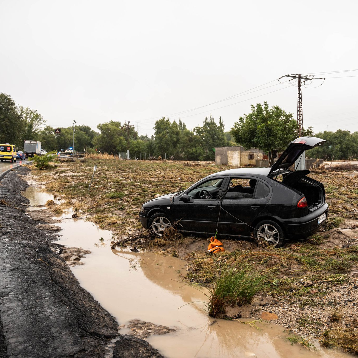 Ein Auto im Schlamm am Straßenrand in der Nähe der Gemeinde Aldea del Fresno in Madrid. - Foto: Matias Chiofalo/EUROPA PRESS/dpa