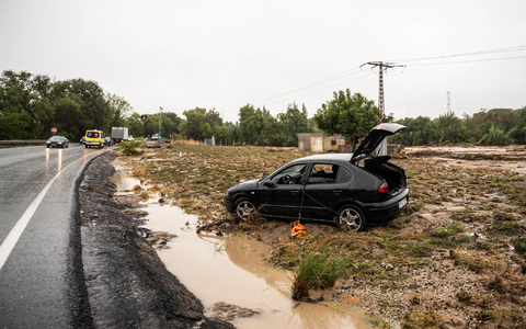 Ein Auto im Schlamm am Straßenrand in der Nähe der Gemeinde Aldea del Fresno in Madrid. - Foto: Matias Chiofalo/EUROPA PRESS/dpa