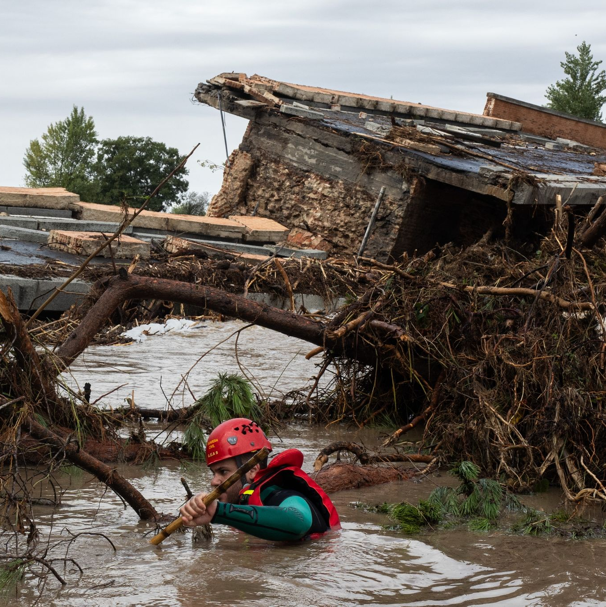 Ein Beamter der Guardia Civil sucht an der Pedrera-Brücke in Aldea del Fresno nahe Madrid nach Vermissten. - Foto: Alejandro Martínez Vélez/EUROPA PRESS/dpa