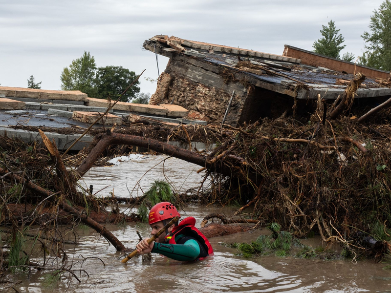 Ein Beamter der Guardia Civil sucht an der Pedrera-Brücke in Aldea del Fresno nahe Madrid nach Vermissten. - Foto: Alejandro Martínez Vélez/EUROPA PRESS/dpa