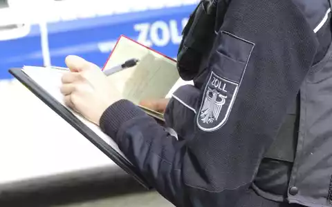 HZA-UL: Restaurant-Betreiber beschäftigt Köche und Bedienung illegal - Foto: presseportal.de