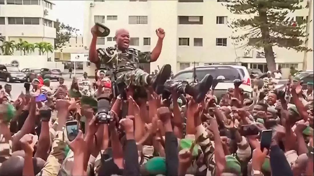 Der neue Militärmachthaber, General Brice Clothaire Oligui Nguema, wurde als Übergangspräsident vereidigt. - Bild: Uncredited/Gabon24/AP/dpa