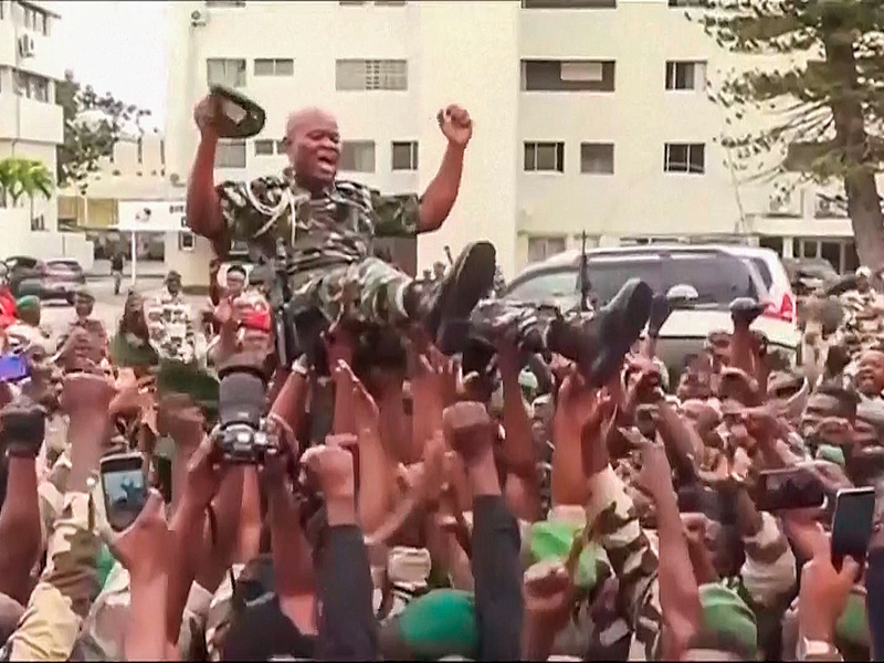 Der neue Militärmachthaber, General Brice Clothaire Oligui Nguema, wurde als Übergangspräsident vereidigt. - Foto: Uncredited/Gabon24/AP/dpa