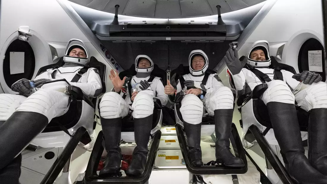 Der Roskosmos-Kosmonaut Andrej Fedjajew(l-r), der NASA-Astronaut Warren «Woody» Hoburg, der NASA-Astronaut Stephen Bowen und der Astronaut Sultan al-Nijadi aus den Vereinigten Arabischen Emiraten in einer SpaceX-Kapsel an Bord des SpaceX-Bergungsschiffs Megan. - Bild: Joel Kowsky/NASA via AP