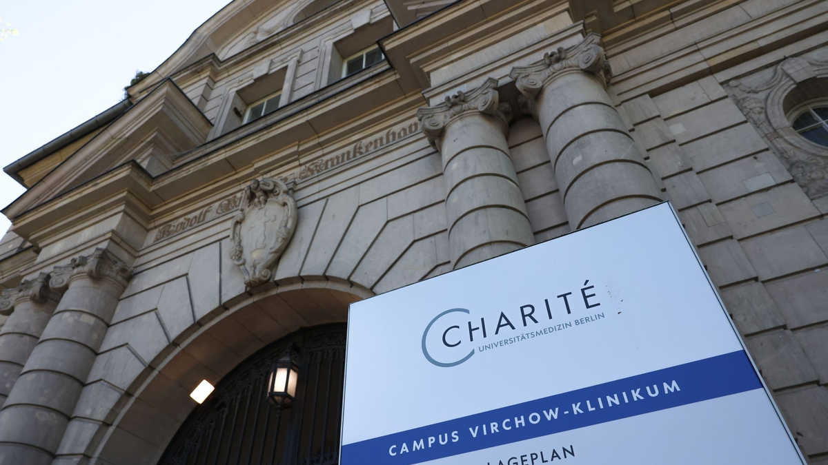Nach dem Tod von zwei Patienten der  Charité in Berlin steht ein Kardiologe unter Mordverdacht. - Foto: Joerg Carstensen/dpa