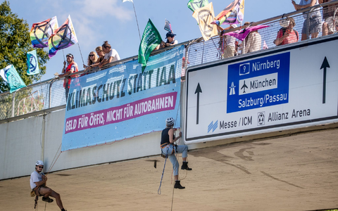 Klimaaktivisten von Extinction Rebellion  seilen sich in München von einer Brücke  ab. - Foto: Christoph Schmidt/dpa