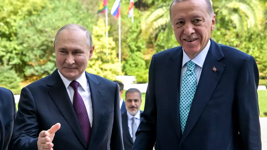 Der russische Präsident Wladimir Putin (l) begrüßt seinen türkischen Amtskollegen Recep Tayyip Erdogan in Sotschi. - Bild: Alexei Nikolsky/Pool Sputnik Kremlin/AP/dpa