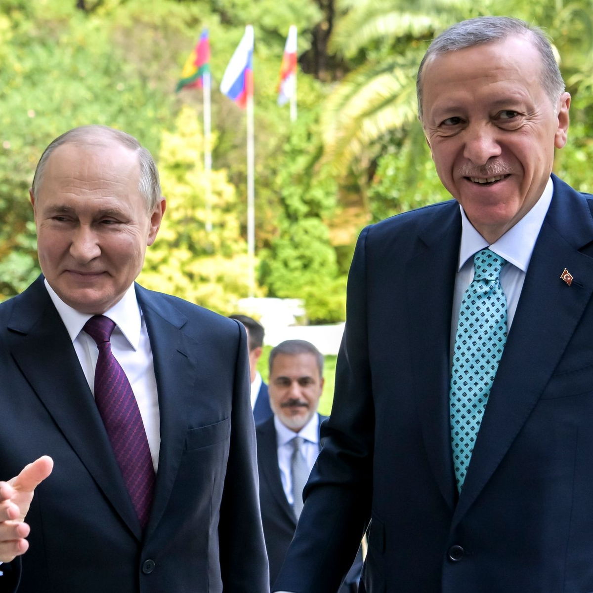 Der russische Präsident Wladimir Putin (l) begrüßt seinen türkischen Amtskollegen Recep Tayyip Erdogan bei seiner Ankunft. - Foto: Alexei Nikolsky/Pool Sputnik Kremlin/AP/dpa