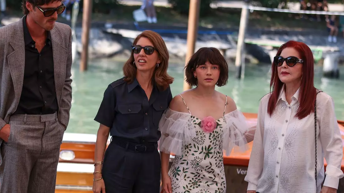 Jacob Elordi (l-r), Regisseurin Sofia Coppola, Cailee Spaeny und Priscilla Presley in Venedig. - Bild: Vianney Le Caer/Invision/AP/dpa