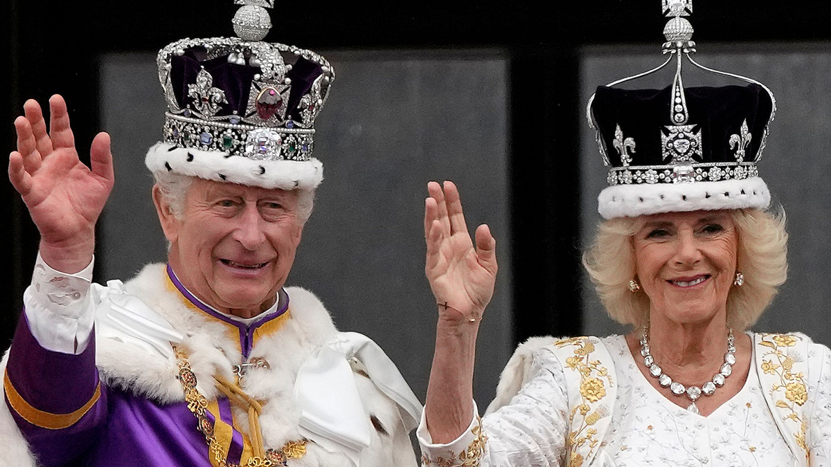 Großbritanniens König Charles III. und Königin Camilla nach der Krönungszeremonie. - Foto: Frank Augstein/AP/dpa