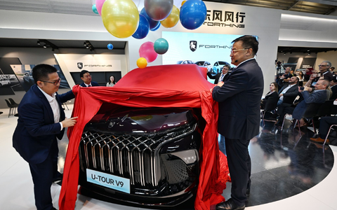 Manager der Dongfeng Liuzhou Motor Co. Ltd. enthüllen auf der IAA ein neues Fahrzeug der Marke Forthing. - Foto: Martin Schutt/dpa