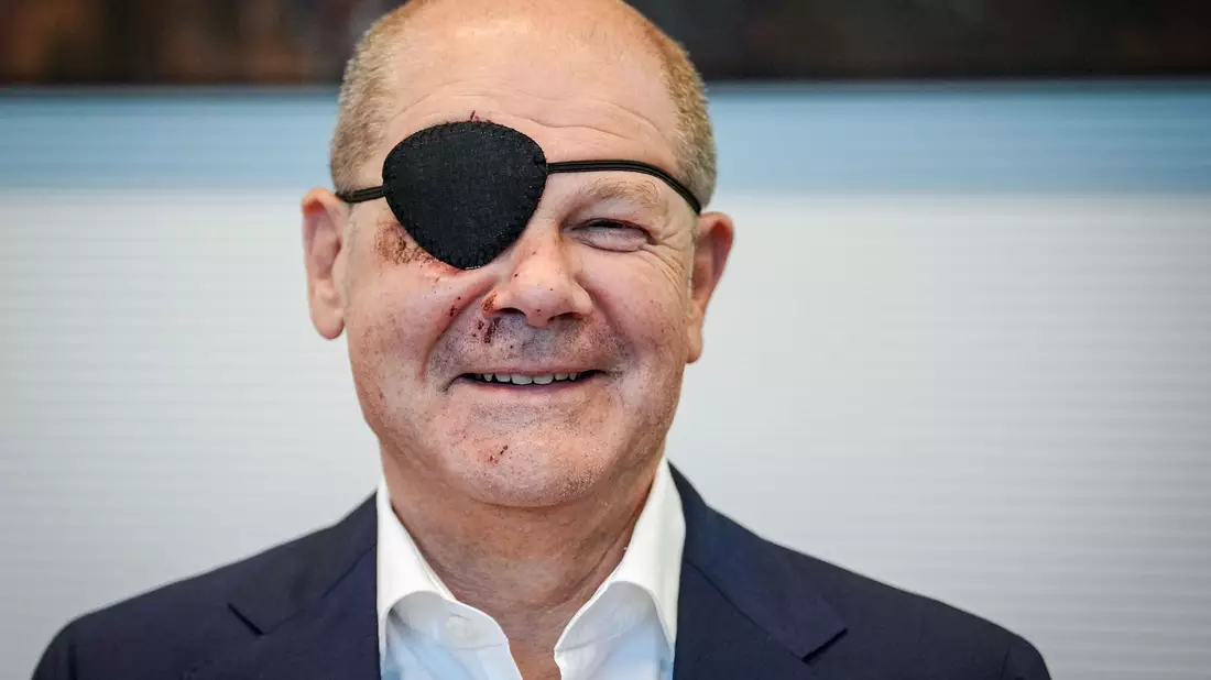 Nach einem Sportunfall nimmt Bundeskanzler Olaf Scholz (SPD) mit Augenklappe an der Fraktionssitzung seiner Partei teil. - Bild: Kay Nietfeld/dpa