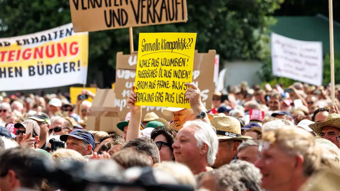 In Bayern protestieren Menschen im Juni 2023 gegen die Klimapolitik der Ampelregierung. - Bild: Matthias Balk/dpa