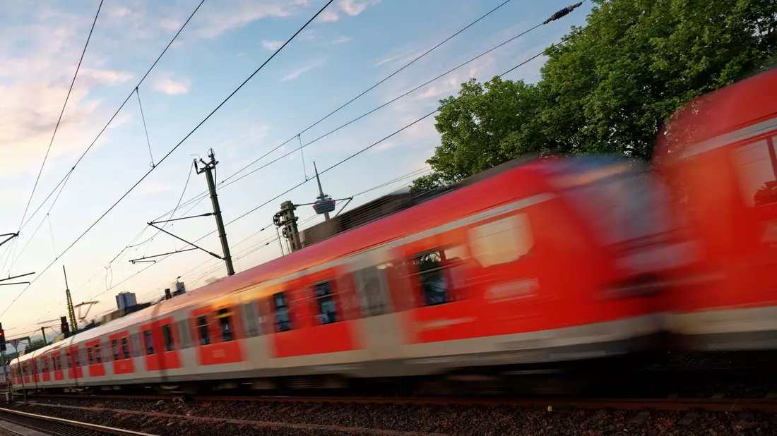 Rund zehn Millionen Fahrgäste bundesweit nutzten das Deutschlandticket jeweils in den Monaten Juli und August. - Bild: Henning Kaiser/dpa