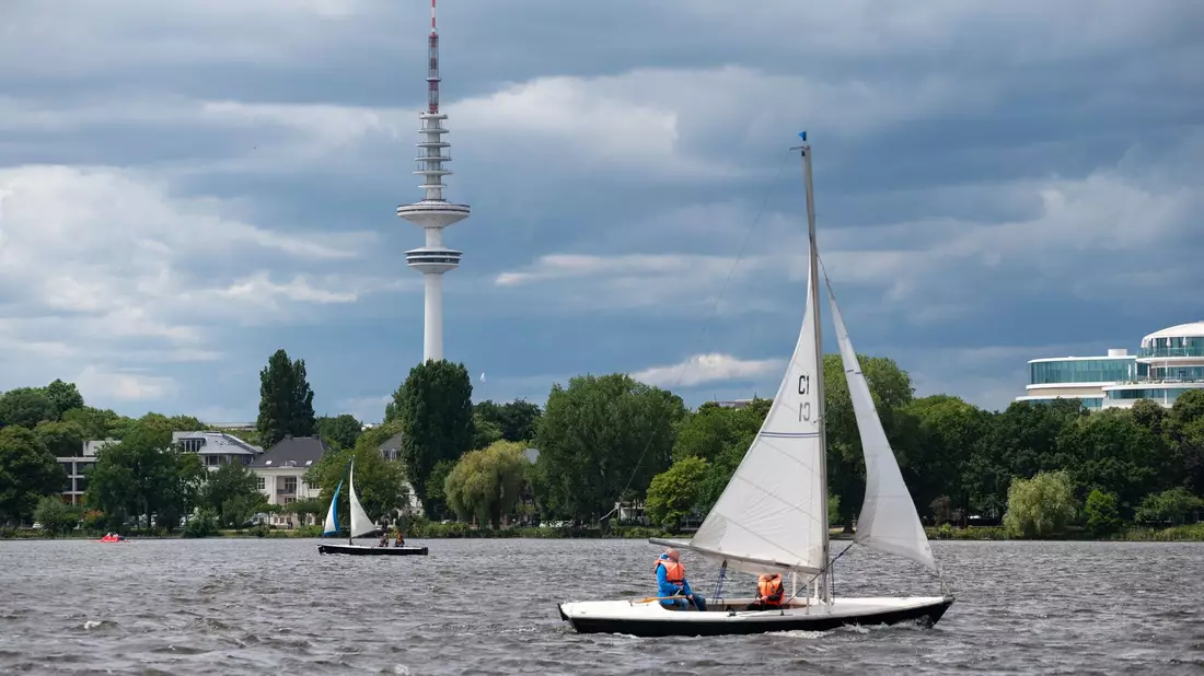 Segeln auf der Alster: Den Deutschen bleibt weniger Zeit für Freizeitaktivitäten. - Bild: Jonas Walzberg/dpa