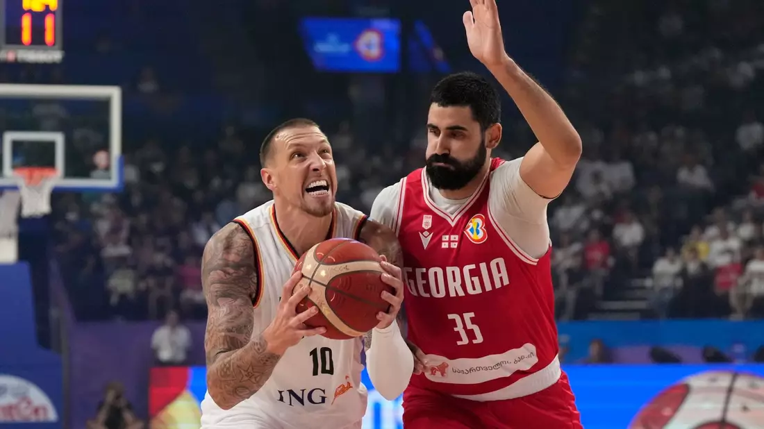 NBA-Profi Daniel Theis (l) gehört zu den Leistungsträgern in der deutschen Basketball-Nationalmannschaft. - Bild: Hiro Komae/AP/dpa