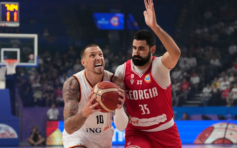 NBA-Profi Daniel Theis (l) gehört zu den Leistungsträgern in der deutschen Basketball-Nationalmannschaft. - Foto: Hiro Komae/AP/dpa