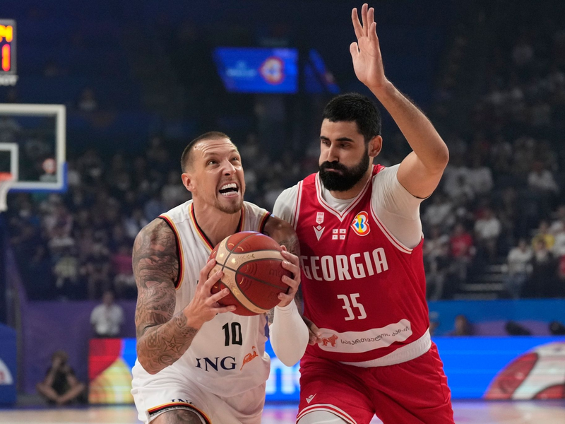 NBA-Profi Daniel Theis (l) gehört zu den Leistungsträgern in der deutschen Basketball-Nationalmannschaft. - Foto: Hiro Komae/AP/dpa