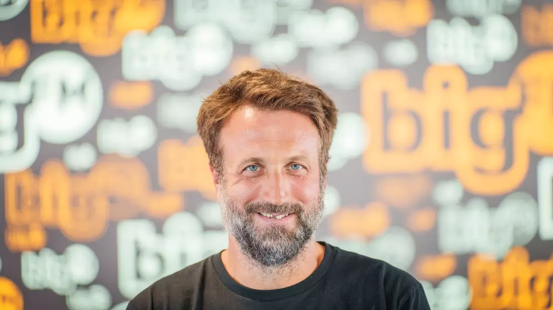 Paul Ripke, Podcaster/Influencer und Fotograf, steht im Sendestudio von bigFM. - Bild: Andreas Arnold/dpa
