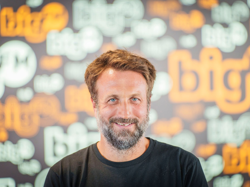 Paul Ripke, Podcaster/Influencer und Fotograf, steht im Sendestudio von bigFM. - Foto: Andreas Arnold/dpa