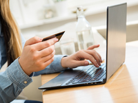 Vor allem jüngere Menschen nutzen nach Erkenntnissen der Schufa häufig die Möglichkeit, Einkäufe zum Beispiel im Online-Handel in Raten abzuzahlen. - Foto: Christin Klose/dpa