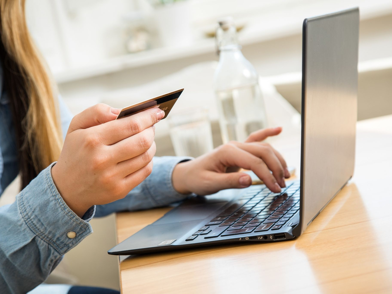 Vor allem jĂŒngere Menschen nutzen nach Erkenntnissen der Schufa hĂ€ufig die Möglichkeit, EinkĂ€ufe zum Beispiel im Online-Handel in Raten abzuzahlen. - Foto: Christin Klose/dpa