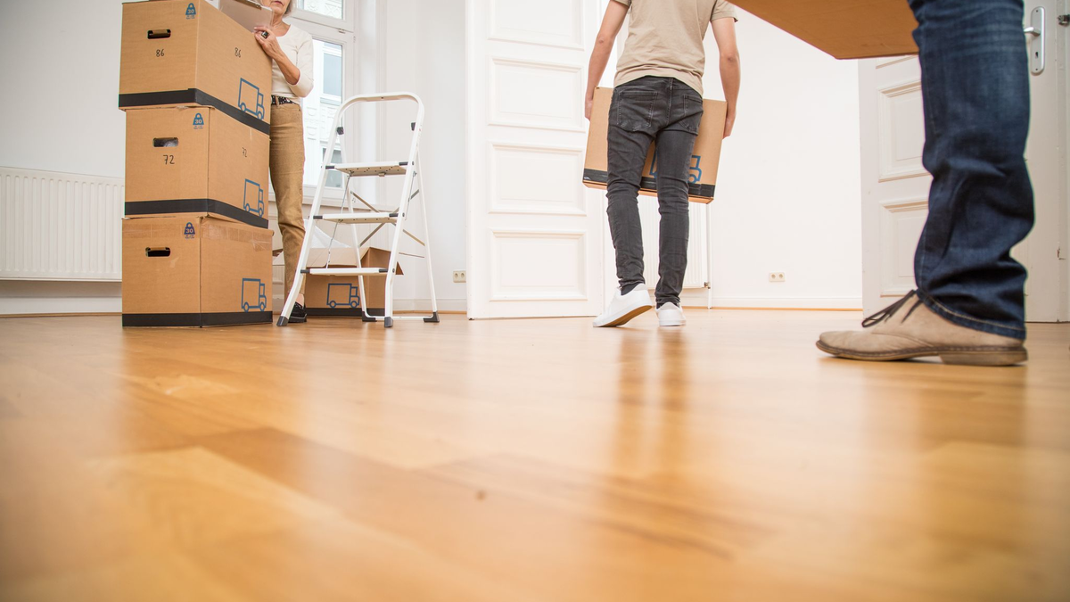 Ein junger Mann, eine ältere Frau und ein älterer Mann tragen Umzugskartons in eine Wohnung. In Deutschland betrug das Durchschnittsalter beim Auszug geschlechterübergreifend 23,8 Jahre. - Foto: Christin Klose/dpa-tmn/dpa