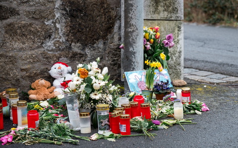 Kerzen und Blumen an einer Mauer vor dem Kinder- und Jugendhilfezentrum in Wunsiedel, in dem die Zehnjährige tot aufgefunden wurde. - Foto: Daniel Vogl/dpa